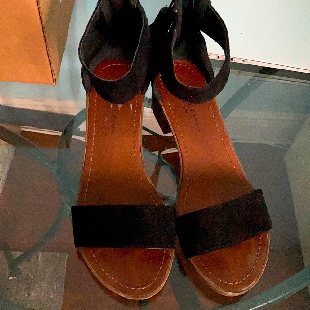Black zip sandal with tassel zipper